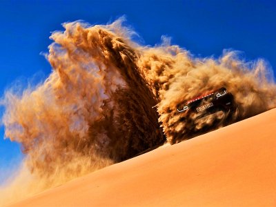 Go to a desert jeep safari in Dubai
