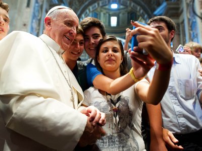 Take a selfie with the Pontiff in Vatican