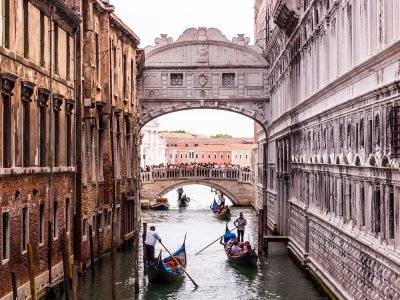 Kiss under the Bridge of Sighs in Venice