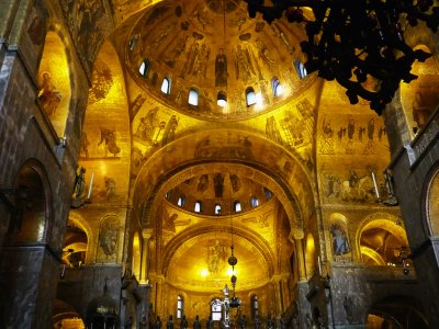 Listen to Holy Masse in the basilica San Marco in Venice