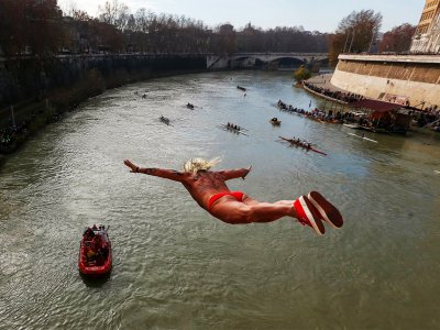 Jump into Tiber river on the 1st of January in Rome