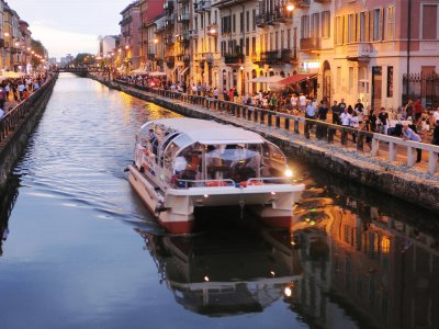 Ride in a boat on the canals of Milan in Milan