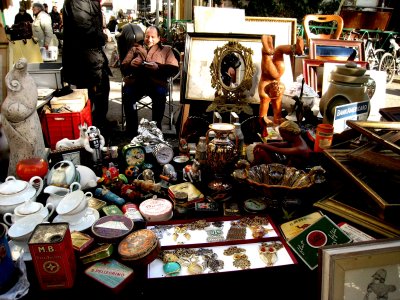 Buy antiques at the flea market in Florence