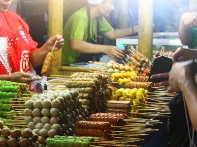 Visit the night market in Phuket