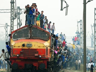 Ride on the roof of a train in Mumbai
