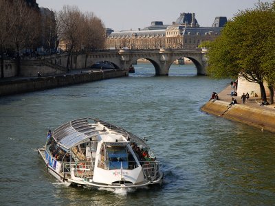 Ride on the batobus along the Seine in Paris