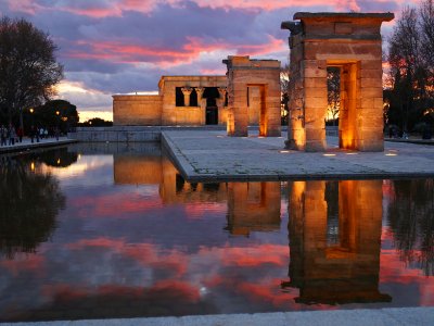 See the sunset on the observation deck of the Egyptian temple in Madrid