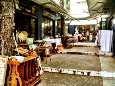 Place Robilant flea market in Nice