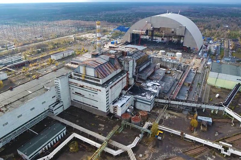 Installation of a new sarcophagus over the fourth power generator.