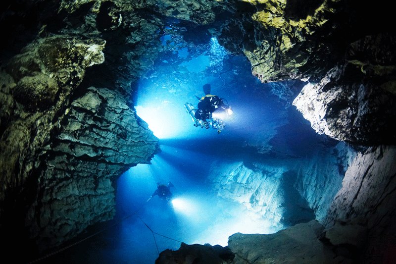 Molnar Janos Cave is 3-4 meters wide, Budapest