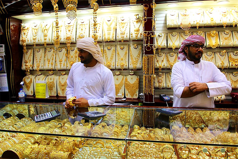 How to see zillions of gold jewelries at Dubai Gold Souk in Dubai