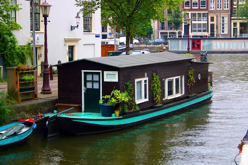 How to spend a night in a houseboat in Amsterdam