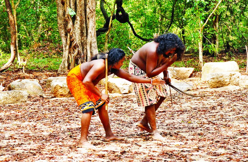 Veddas usually wear sarung when go hunting, Kandy