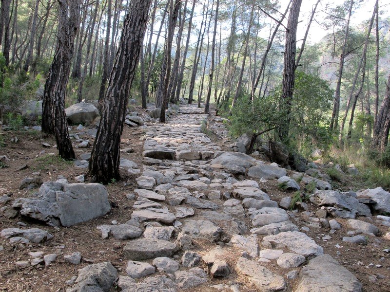 The path on Yanartas mountain