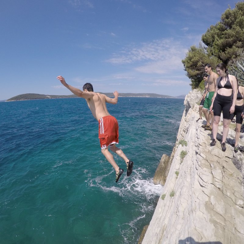 Cliff-jumping., Split