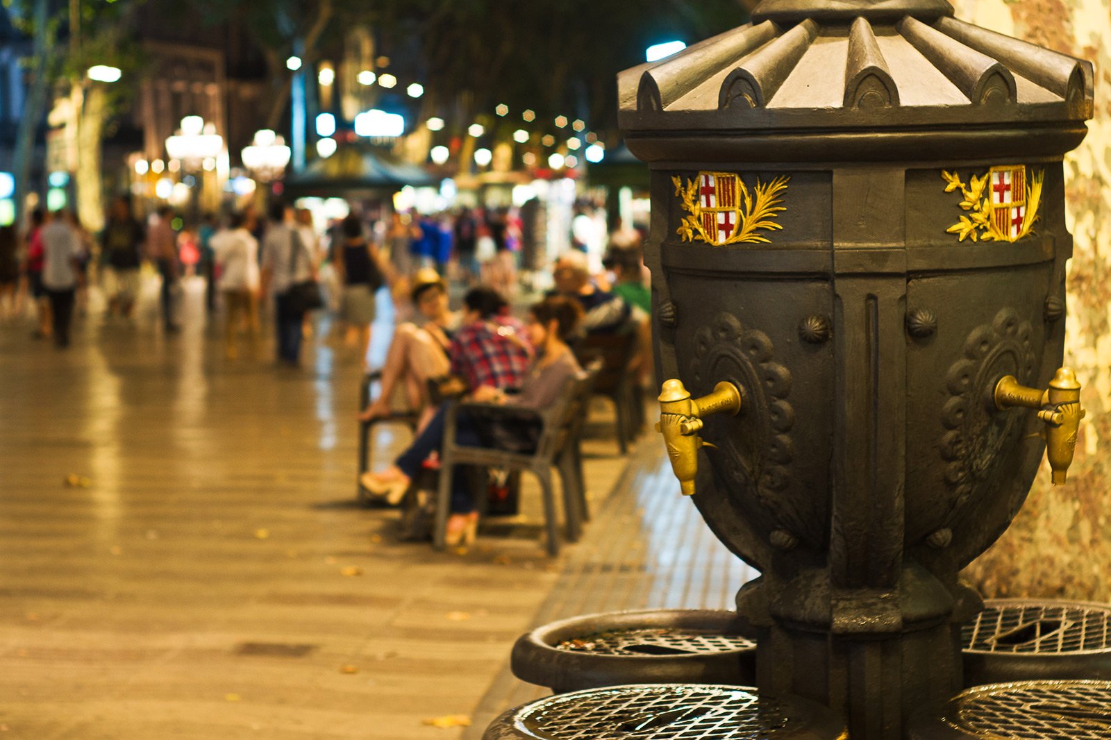 How to drink water from a Canaletes fountain in Barcelona