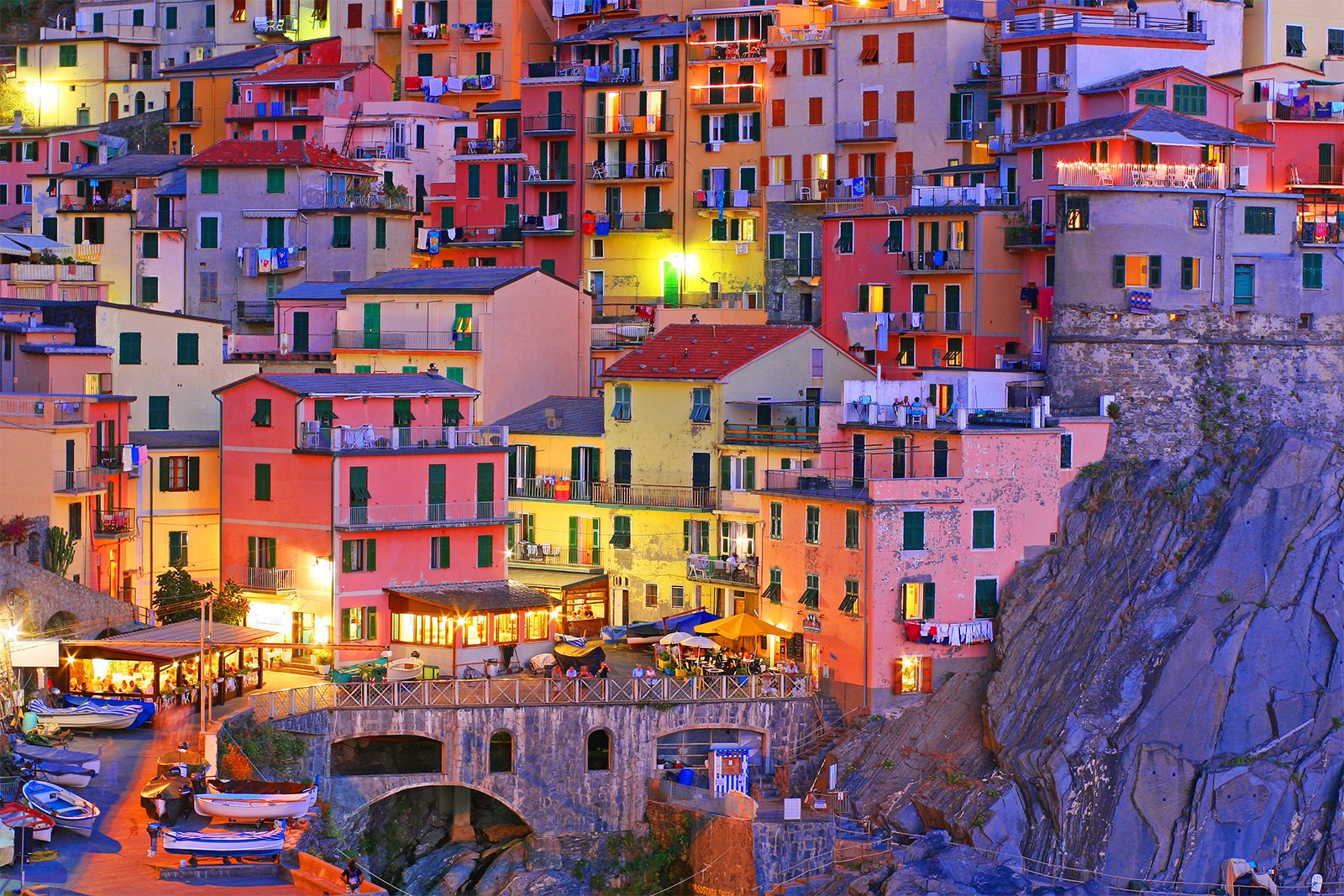 How to walk through the old Manarola in Genoa