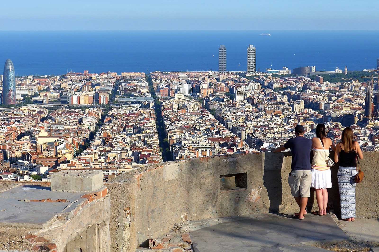 How to climb up the roof of bunker in Barcelona
