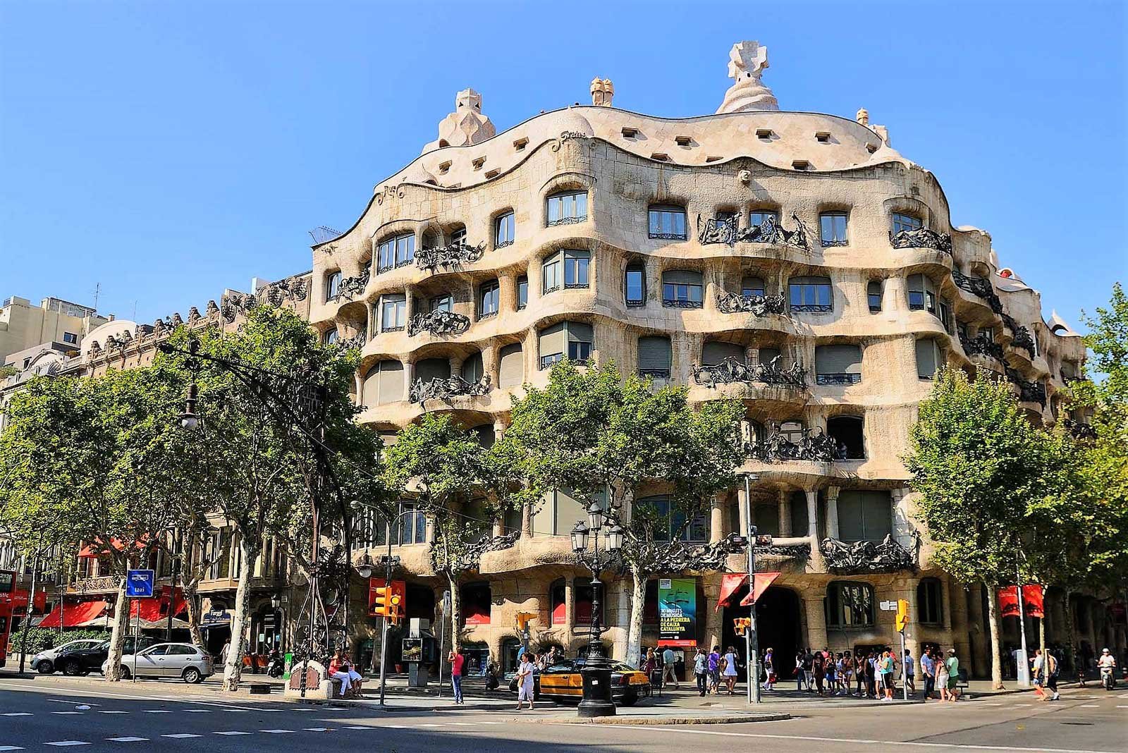 How to take a walk around the Quarter of Discord in Barcelona