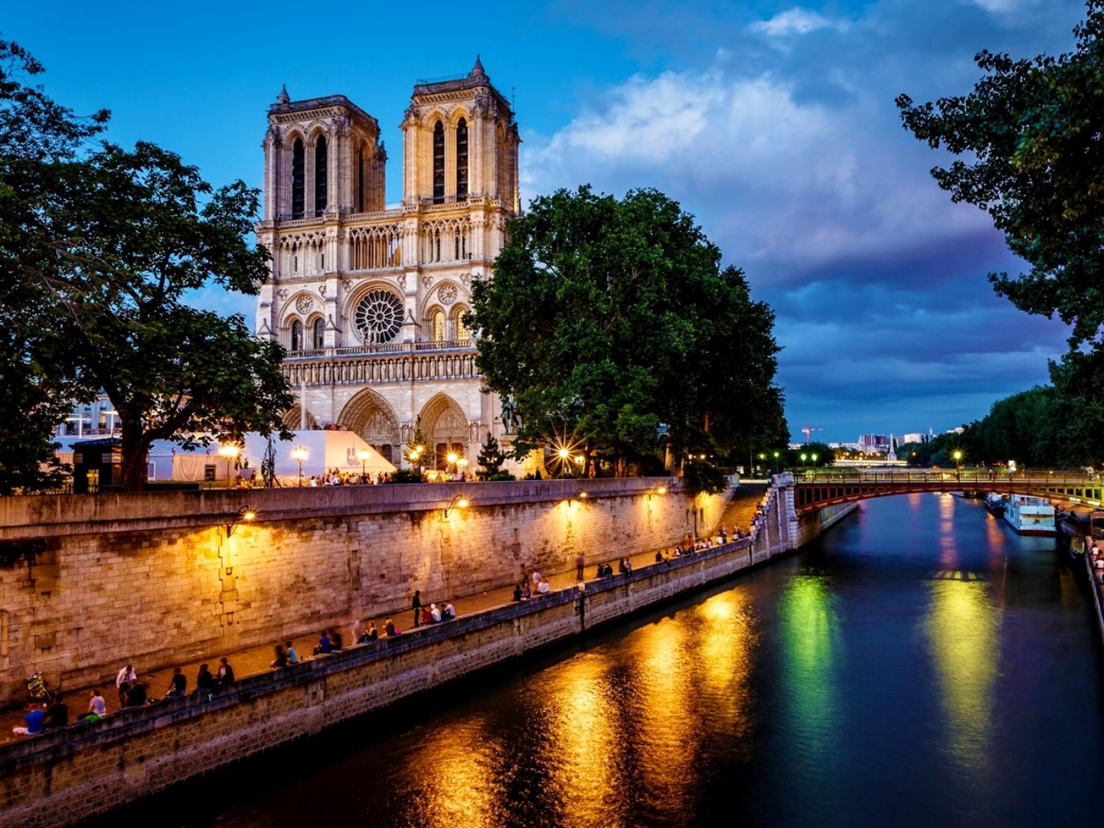 How to take a walk along the Seine in Paris