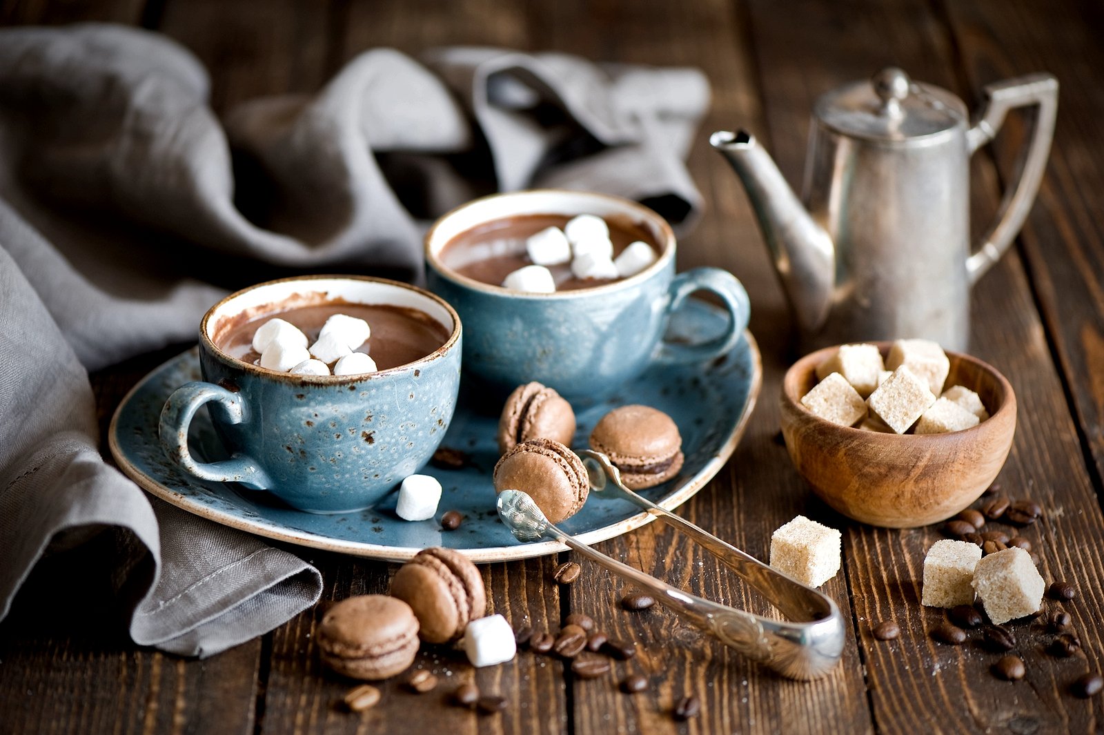 How to taste hot chocolate beverage in Paris
