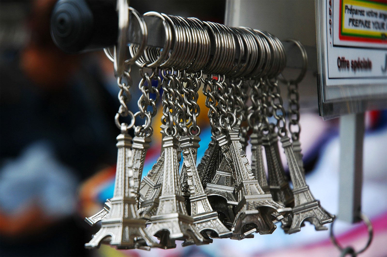 How to buy keychain-tower in Paris