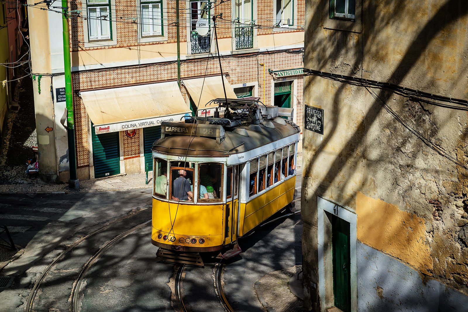 How to ride the yellow train in Lisbon