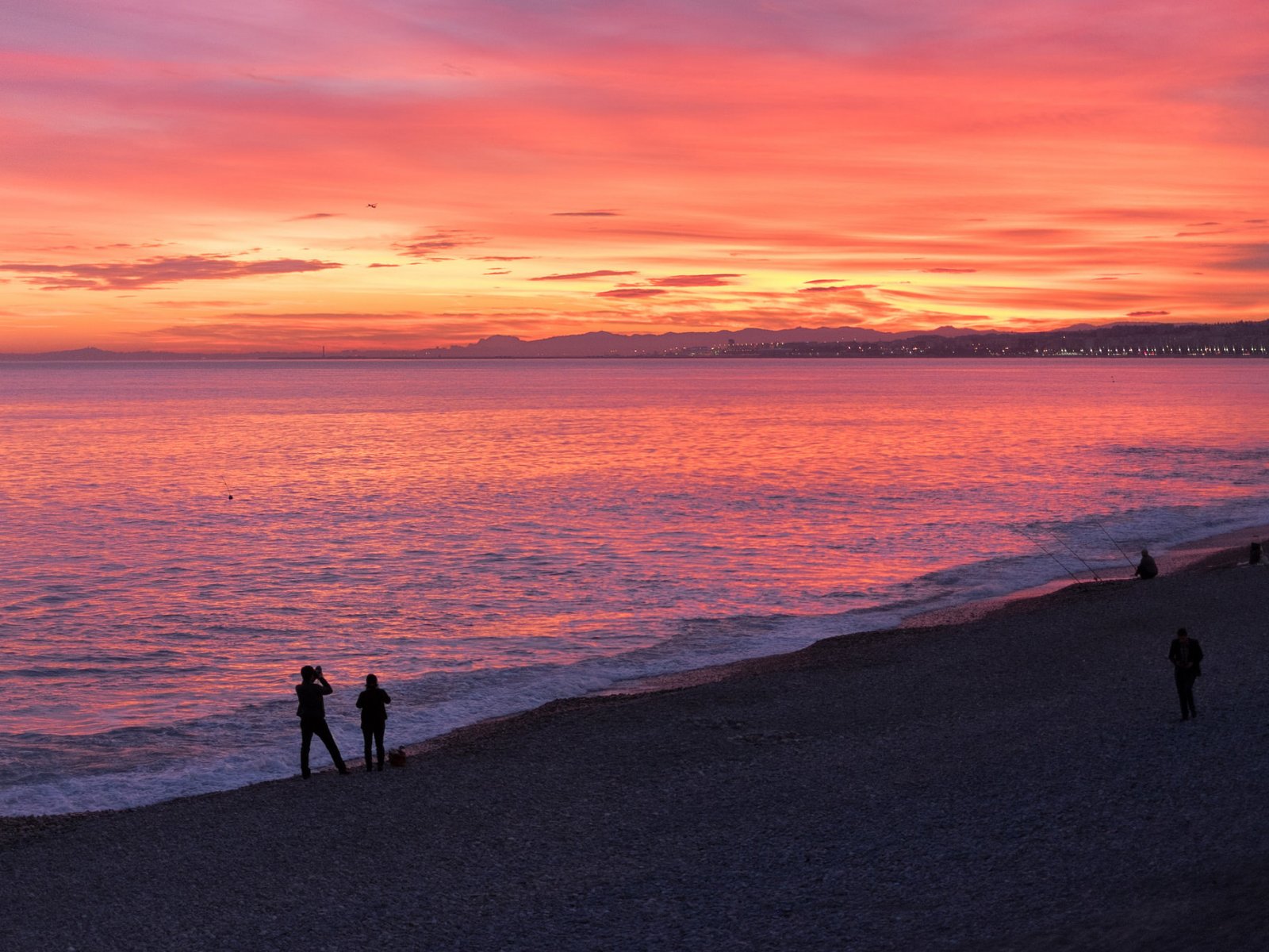 How to drink the wine on the beach in Nice