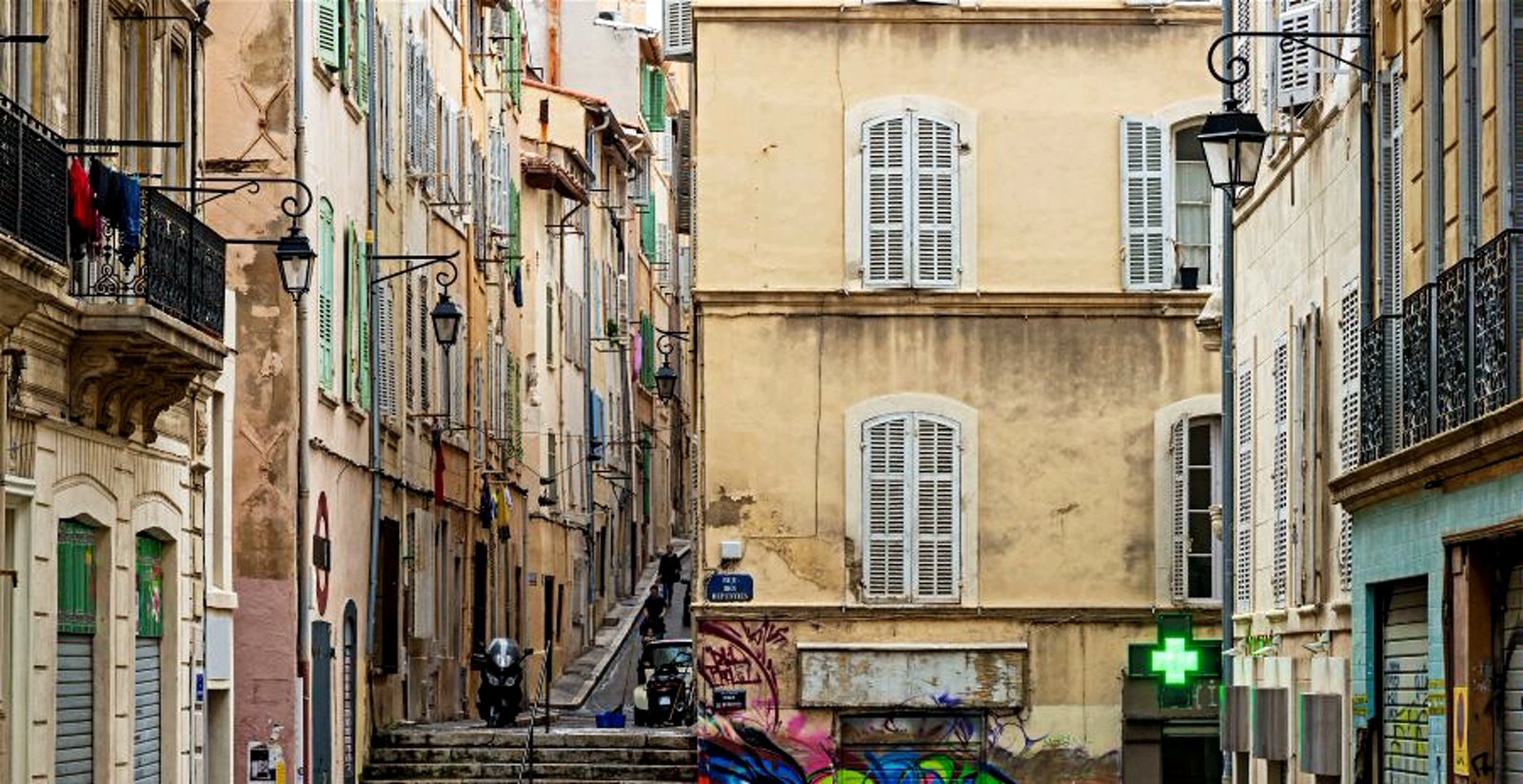 How to take a walk true the Pannier quarter in Marseille