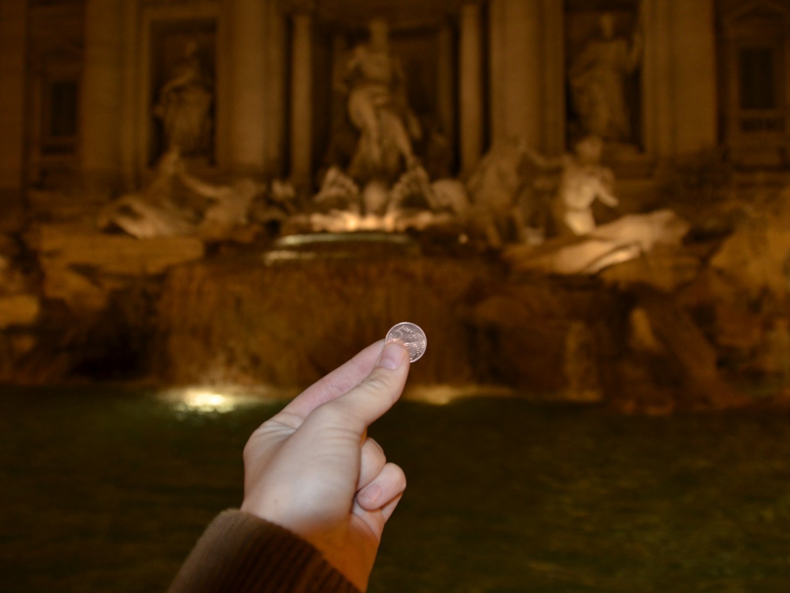 How to throw a coin in the Trevi fountain in Rome