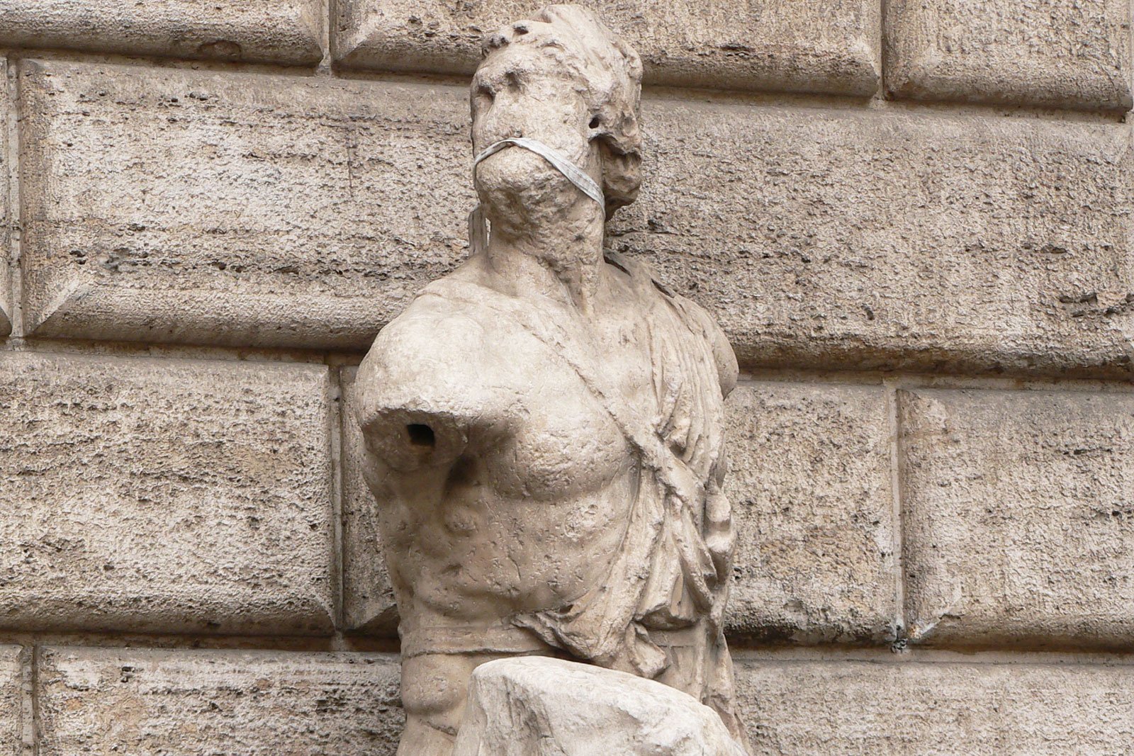 How to have a small talk with the statue in Rome