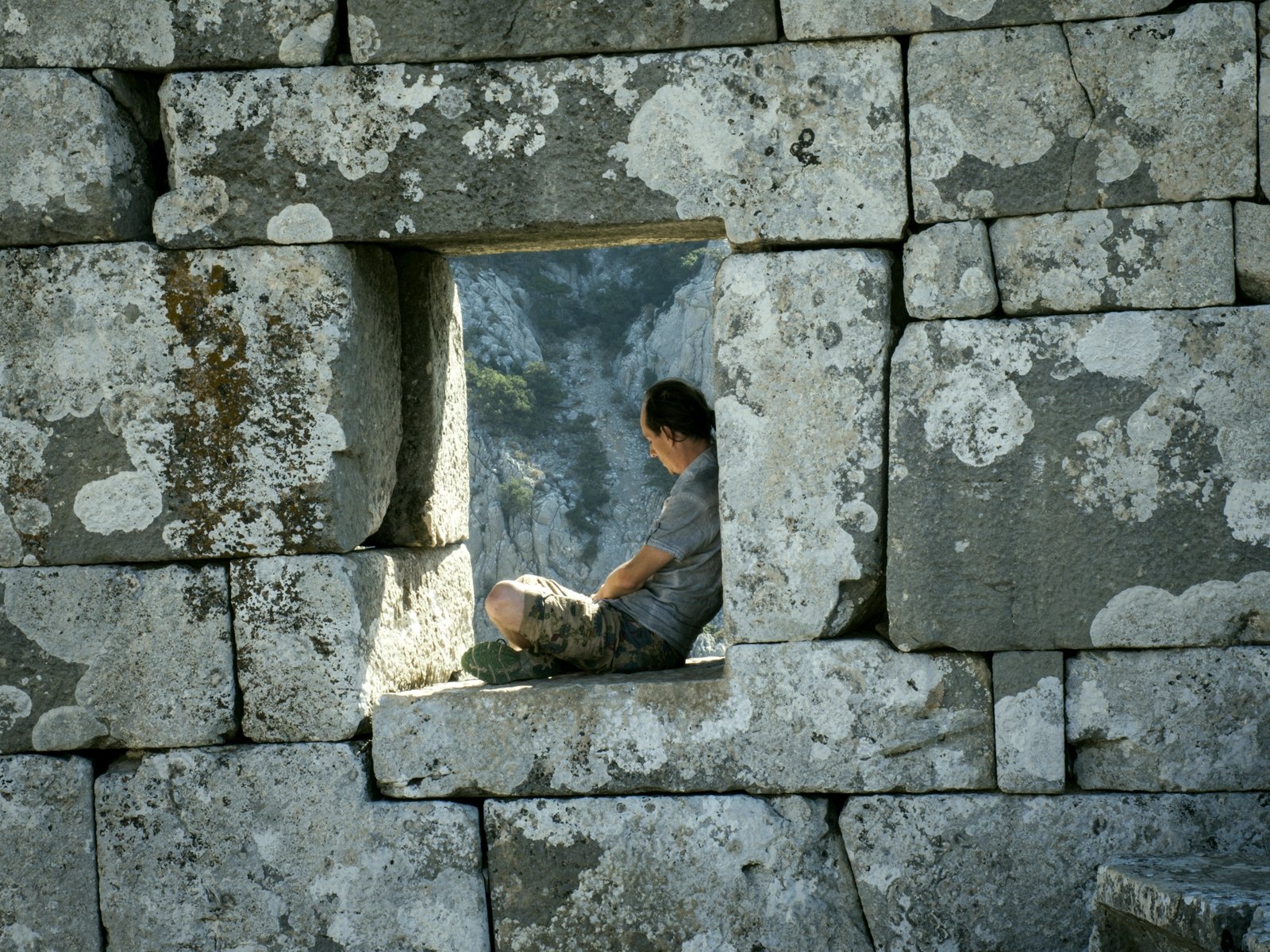 How to sit on the ruins of the Termessos city in Antalya