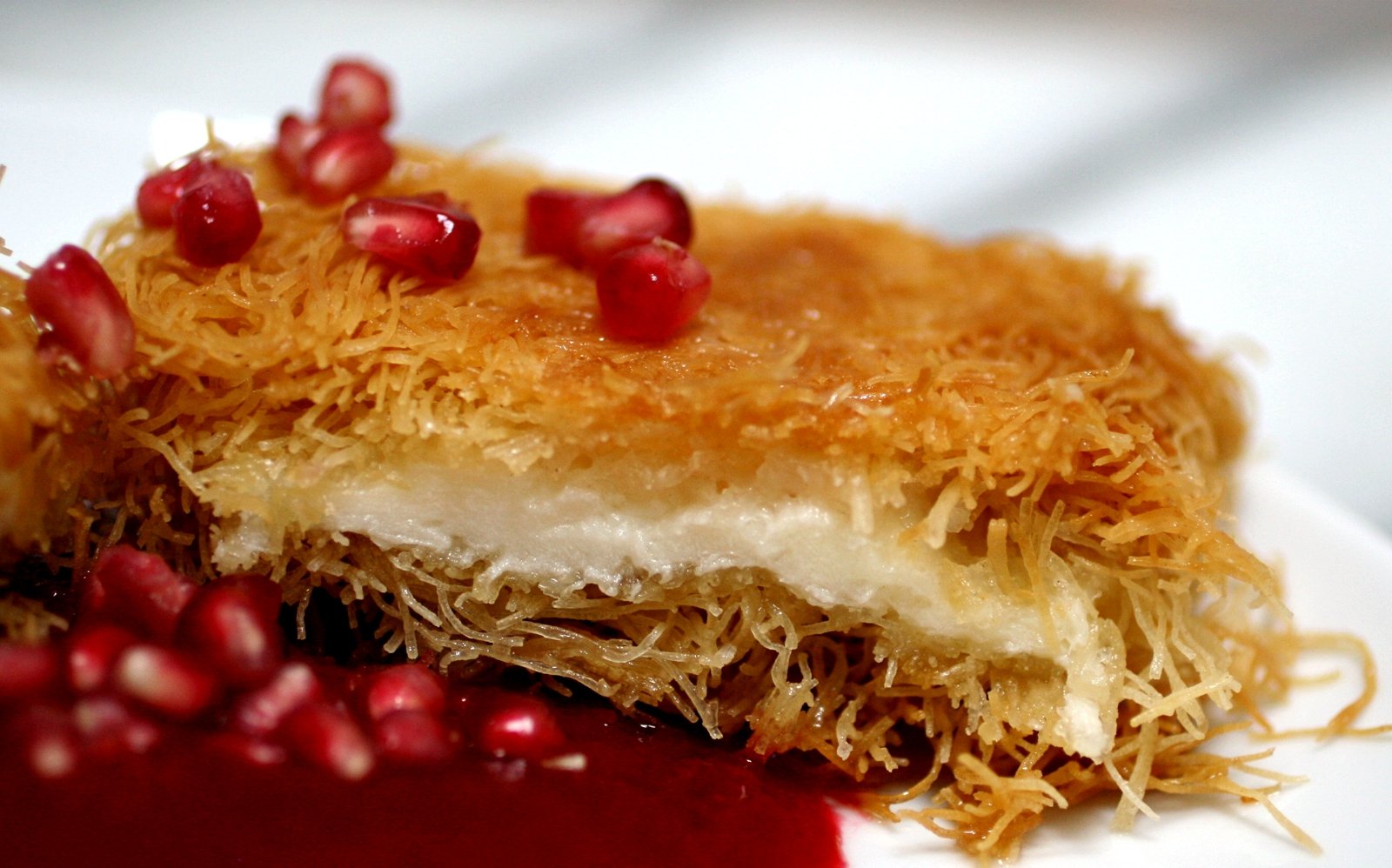 How to taste Turkish dessert - kanafeh in Istanbul
