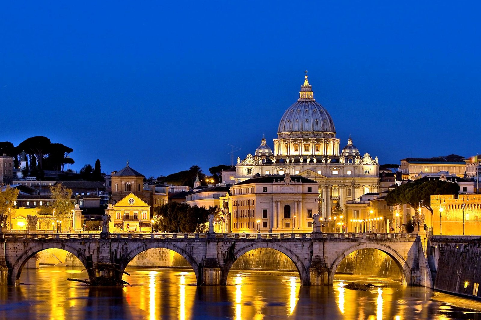 How to walk along Vatican at night in Vatican