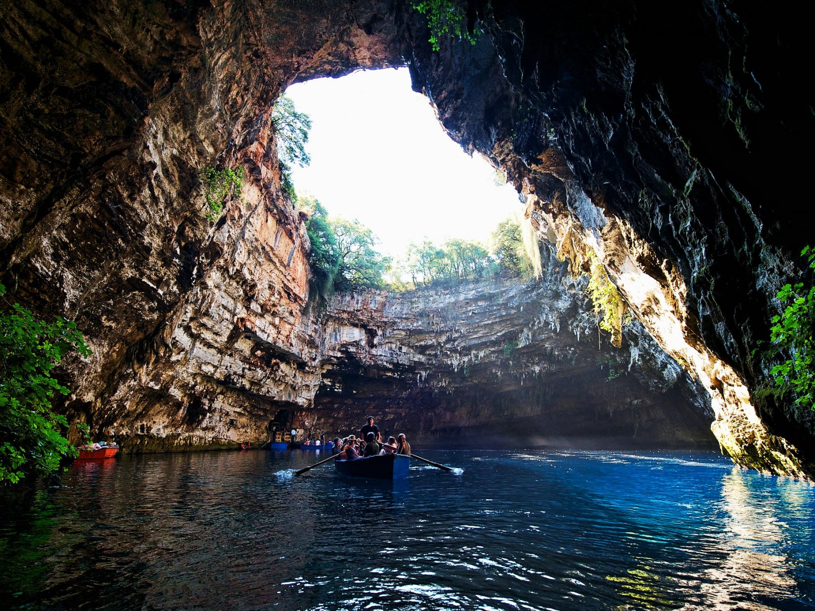 How to go boating on the Melissani lake cave in Kefalinia