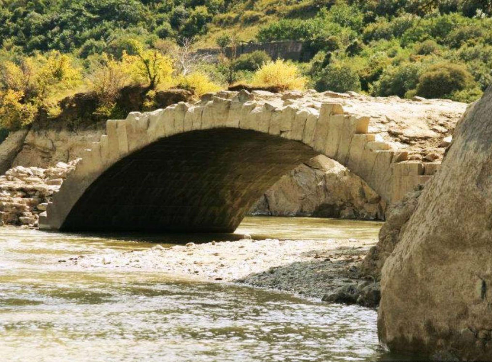 How to pass over the Pompey`s bridge in Tbilisi