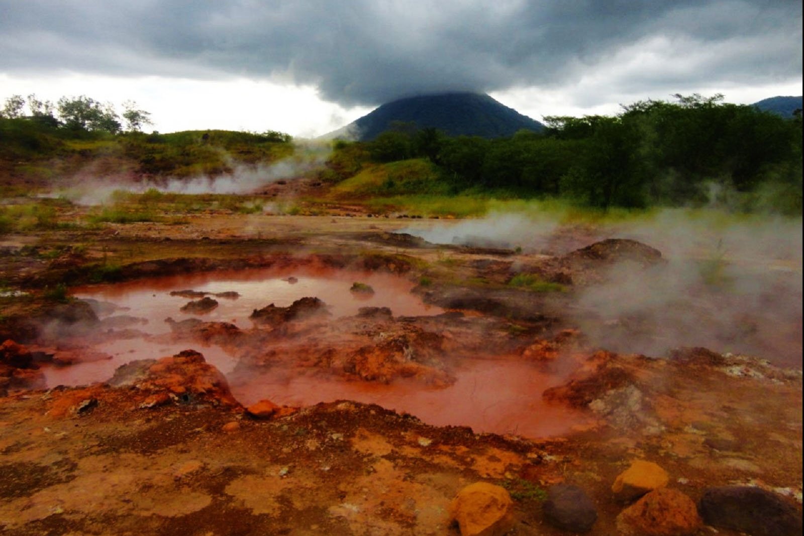 How to walk around the boiling mud springs San Jacinto in Leon