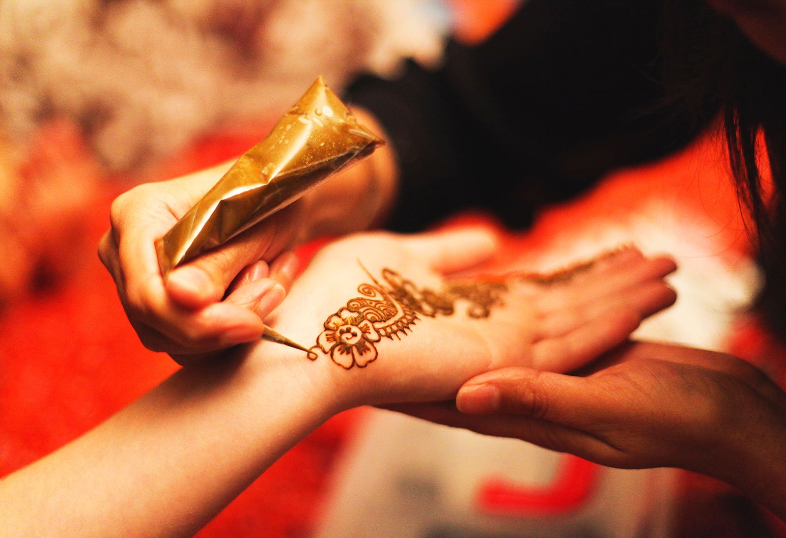 How to make mehendi in Dubai