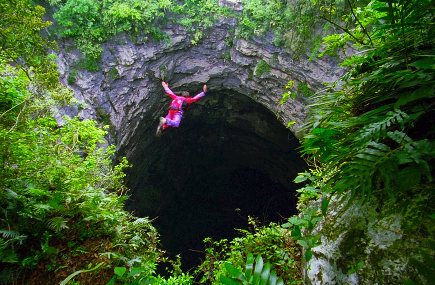 How to go base jumping into the swallow cave in San Luis Potosi