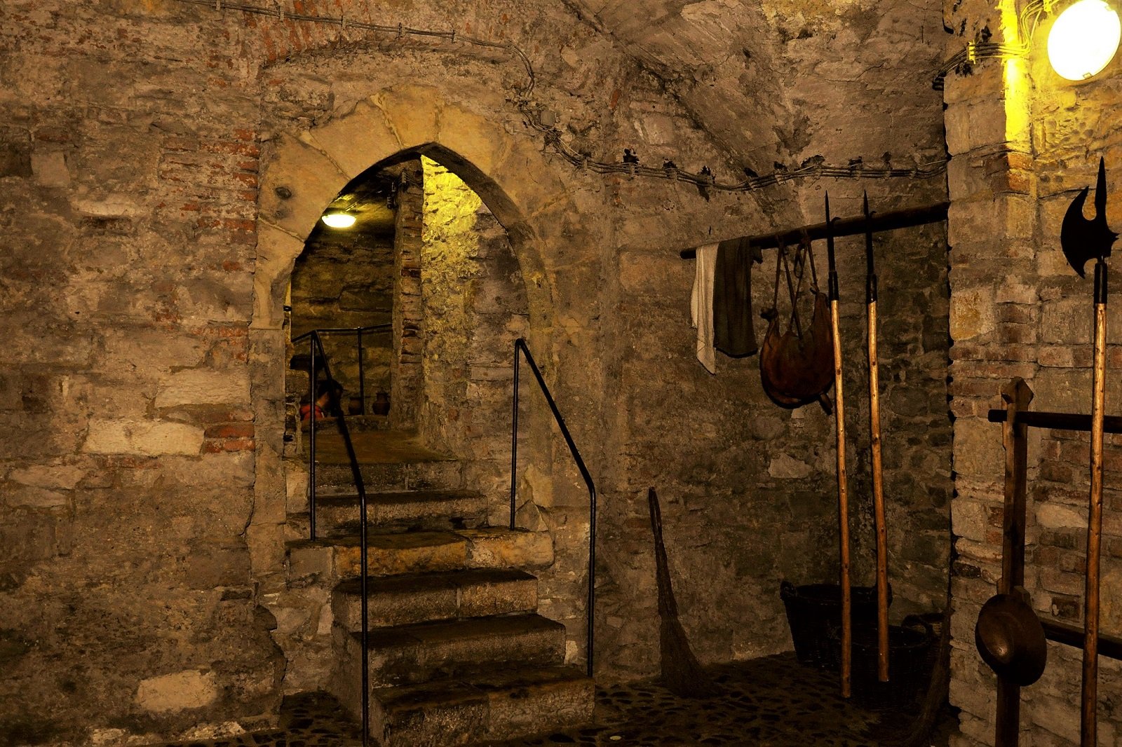 How to descend into the Old City Hall underground in Prague