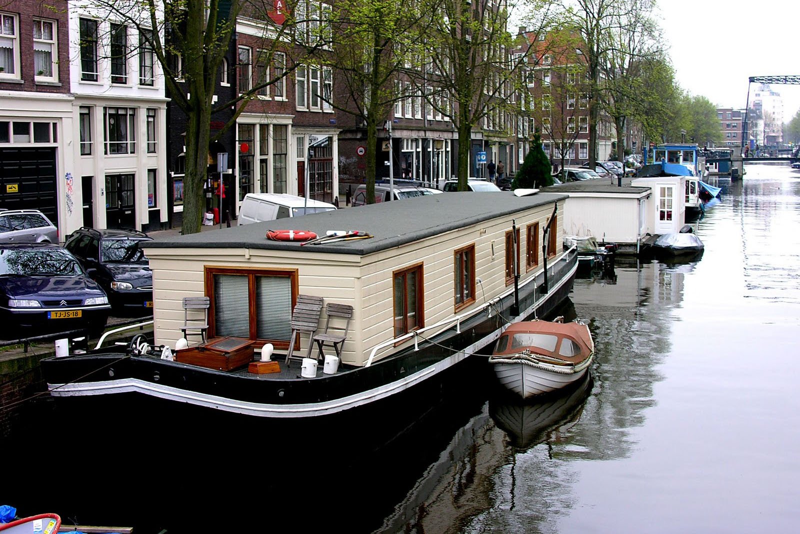 How To Spend A Night In A Houseboat In Amsterdam how-to-spend-a-night-in-a-houseboat-in-amsterdam