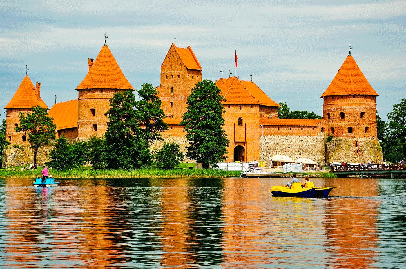 How to ride in a boat around the castle in Vilnius