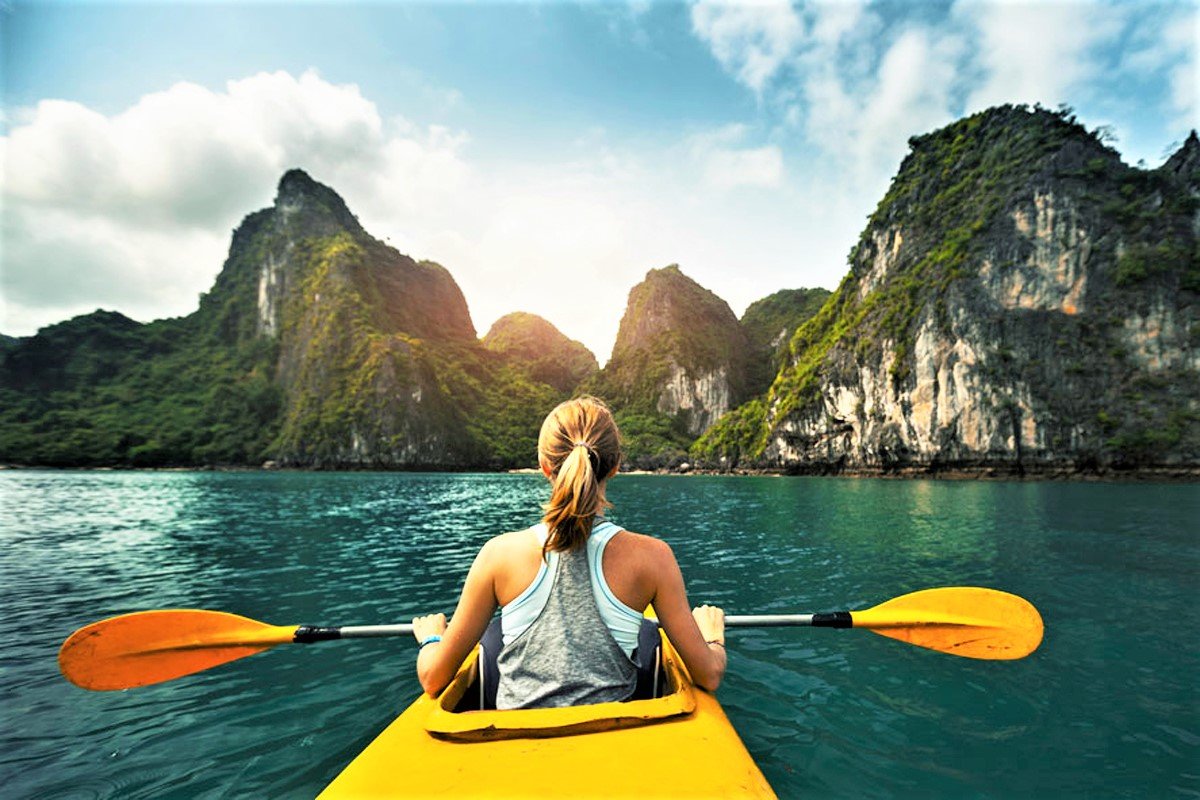 How to go kayaking around Ha Long Bay grottoes in Ha Long