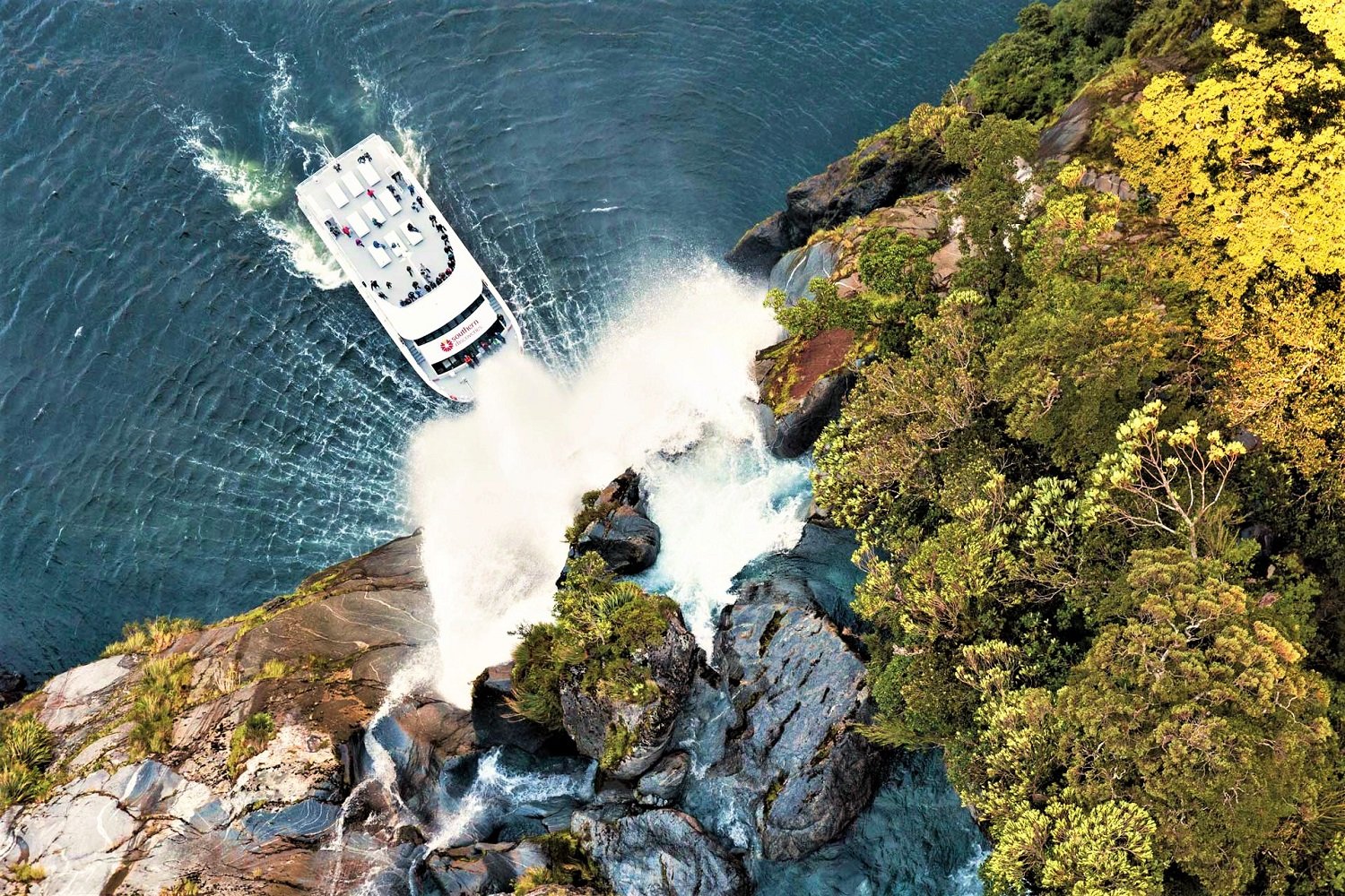 How to go under a fjord waterfall on a ship board in Queenstown