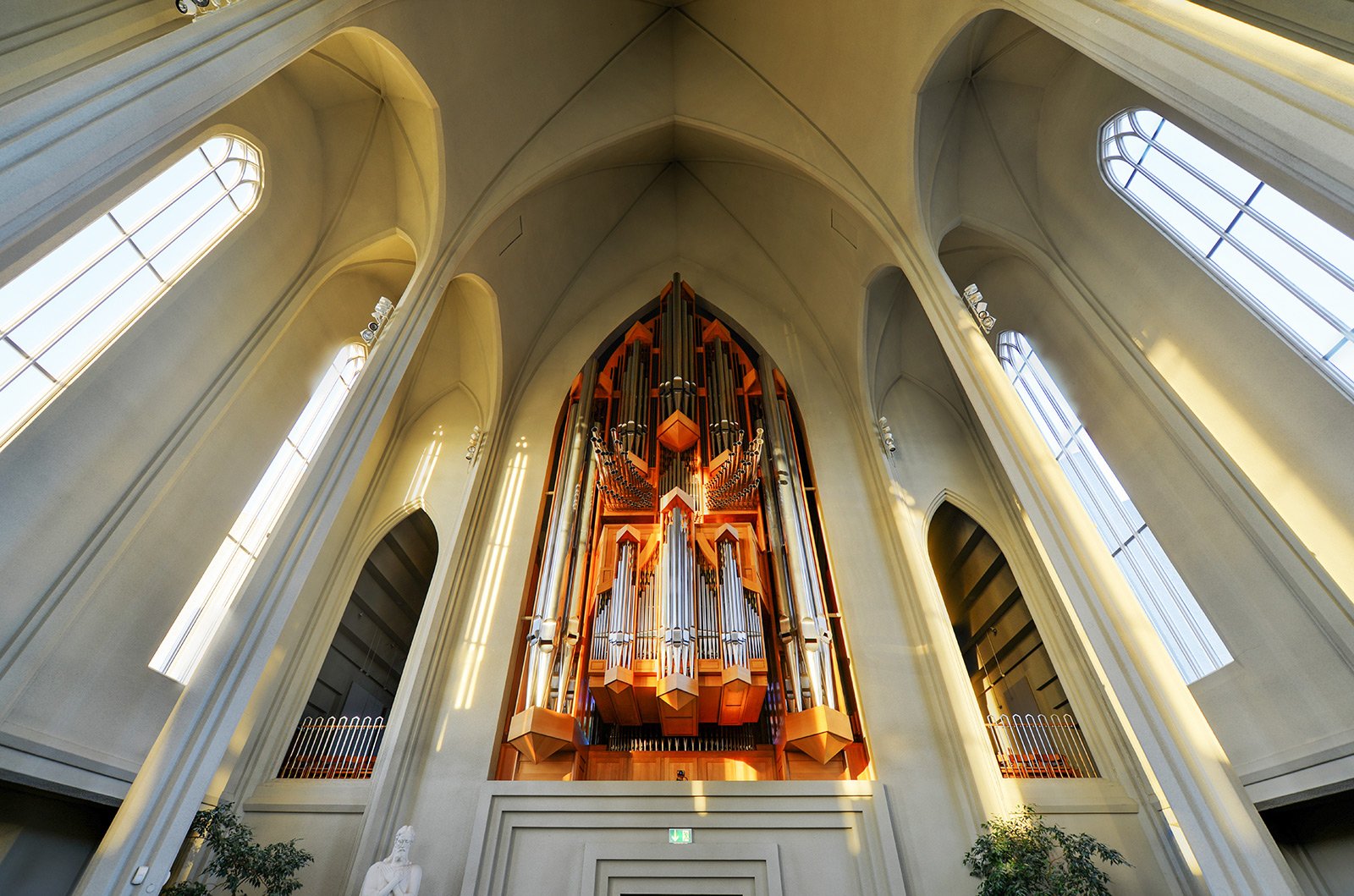 How to listen to organ music in the Hallgrímskirkja in Reykjavik