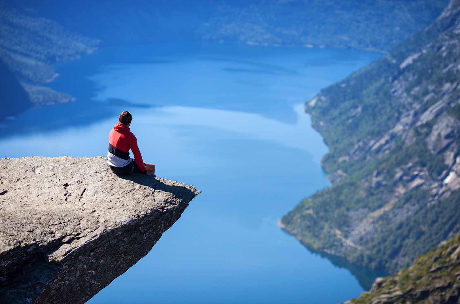 How to sit on Trolltunga in Odda