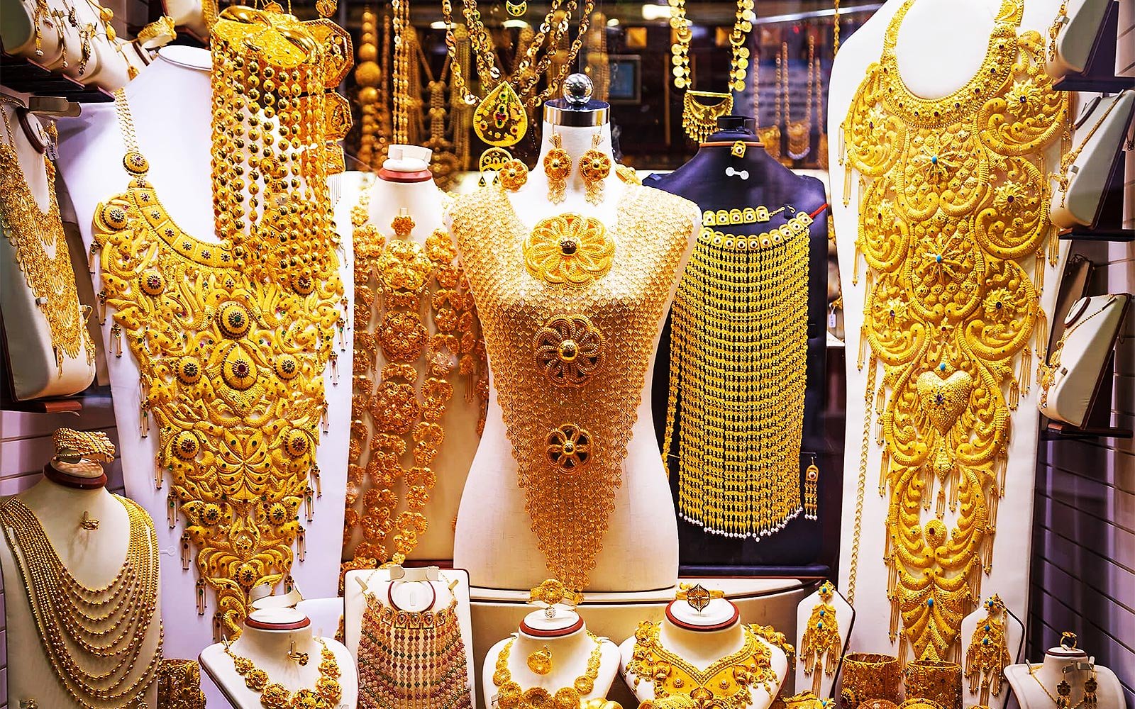 How to see zillions of gold jewelries at Dubai Gold Souk in Dubai