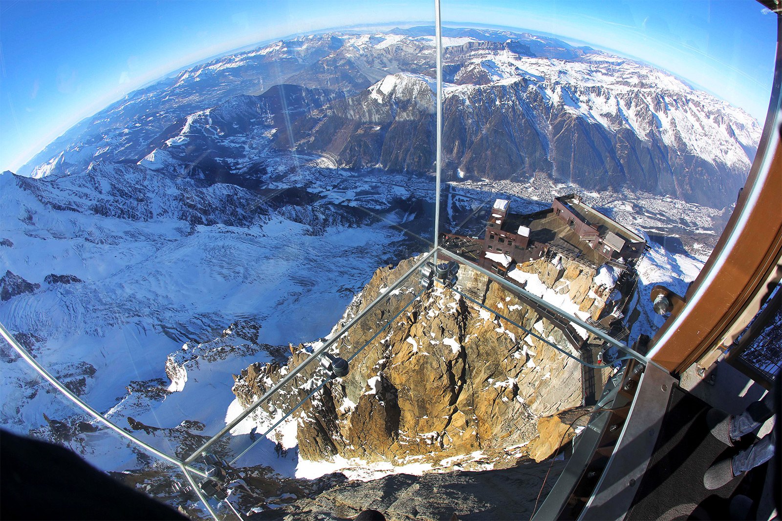 How to climb to the observation deck "Step into the void" in Chamonix