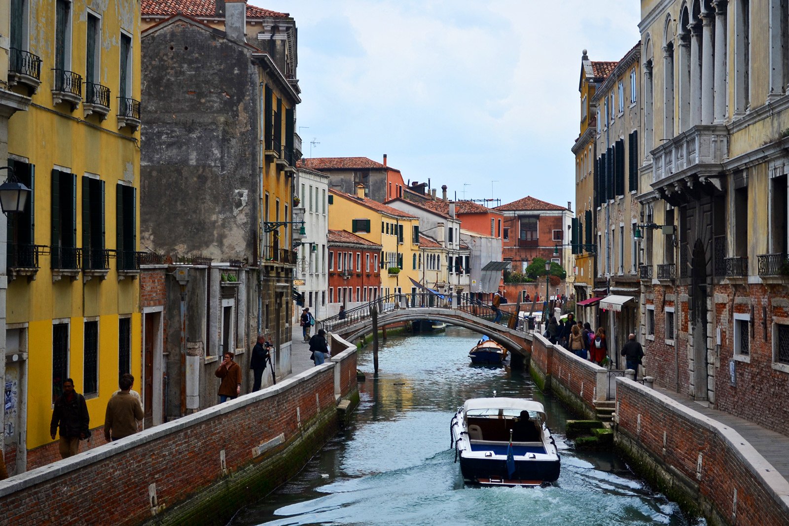 How to drive a motor boat through Venice canals in Venice