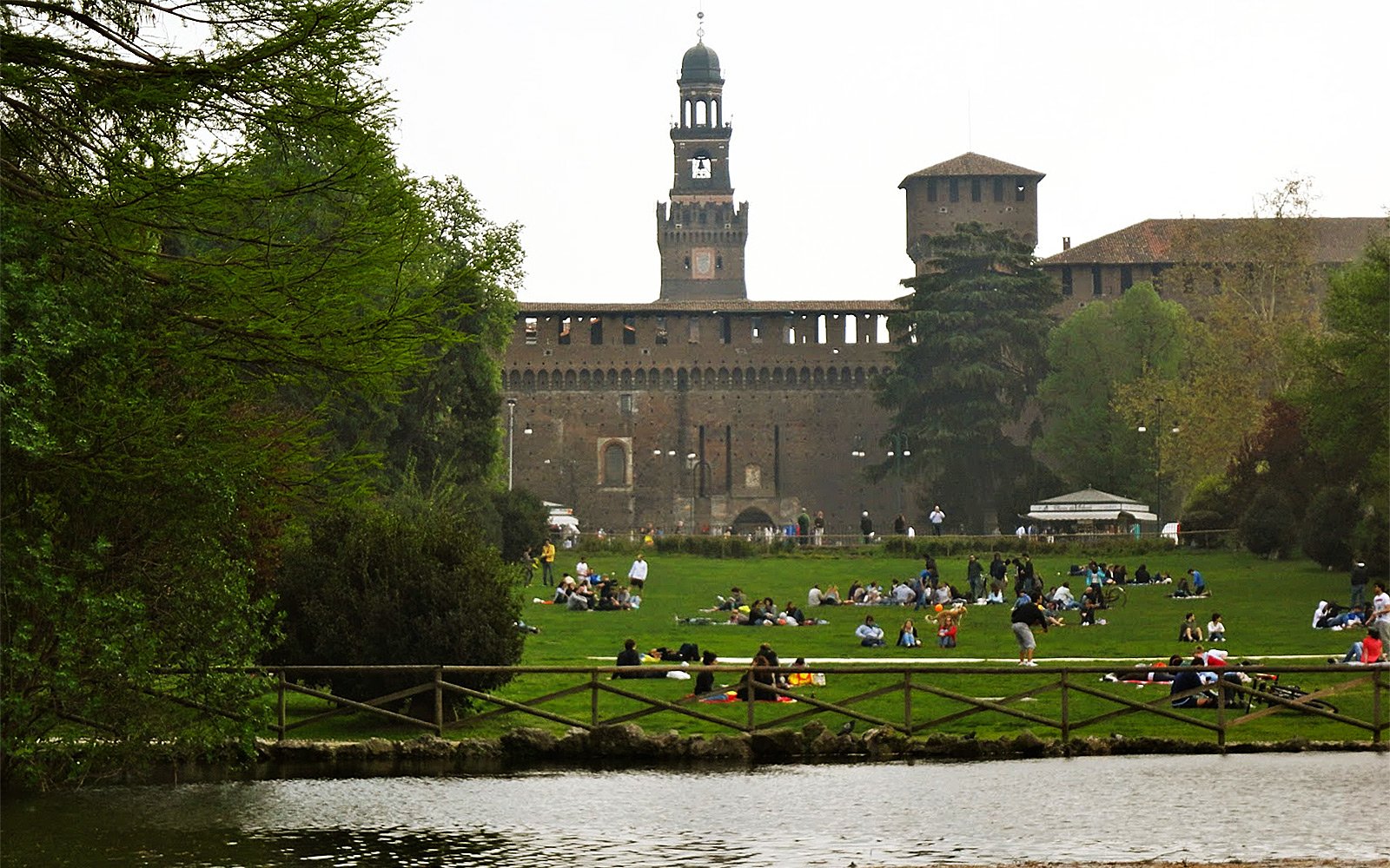 How to have a picnic near the Sforza Castle in Milan